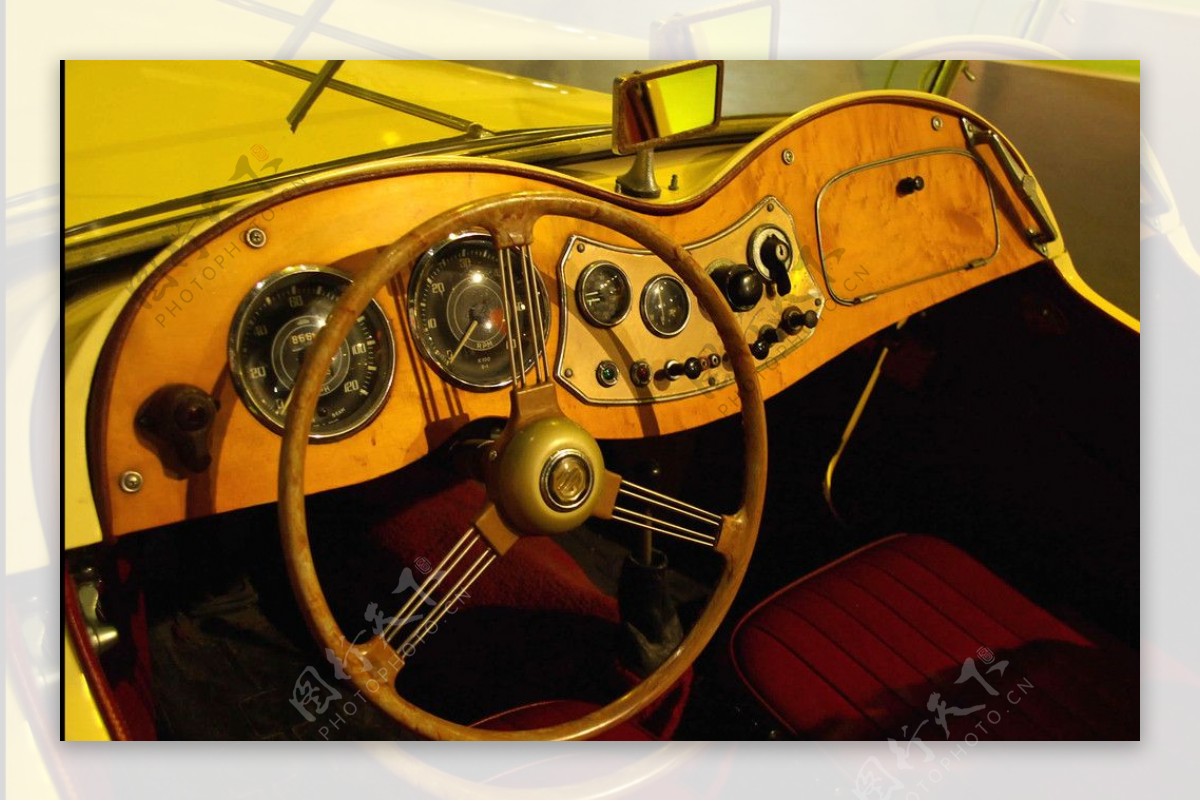 经典古董车的方向盘设施图片