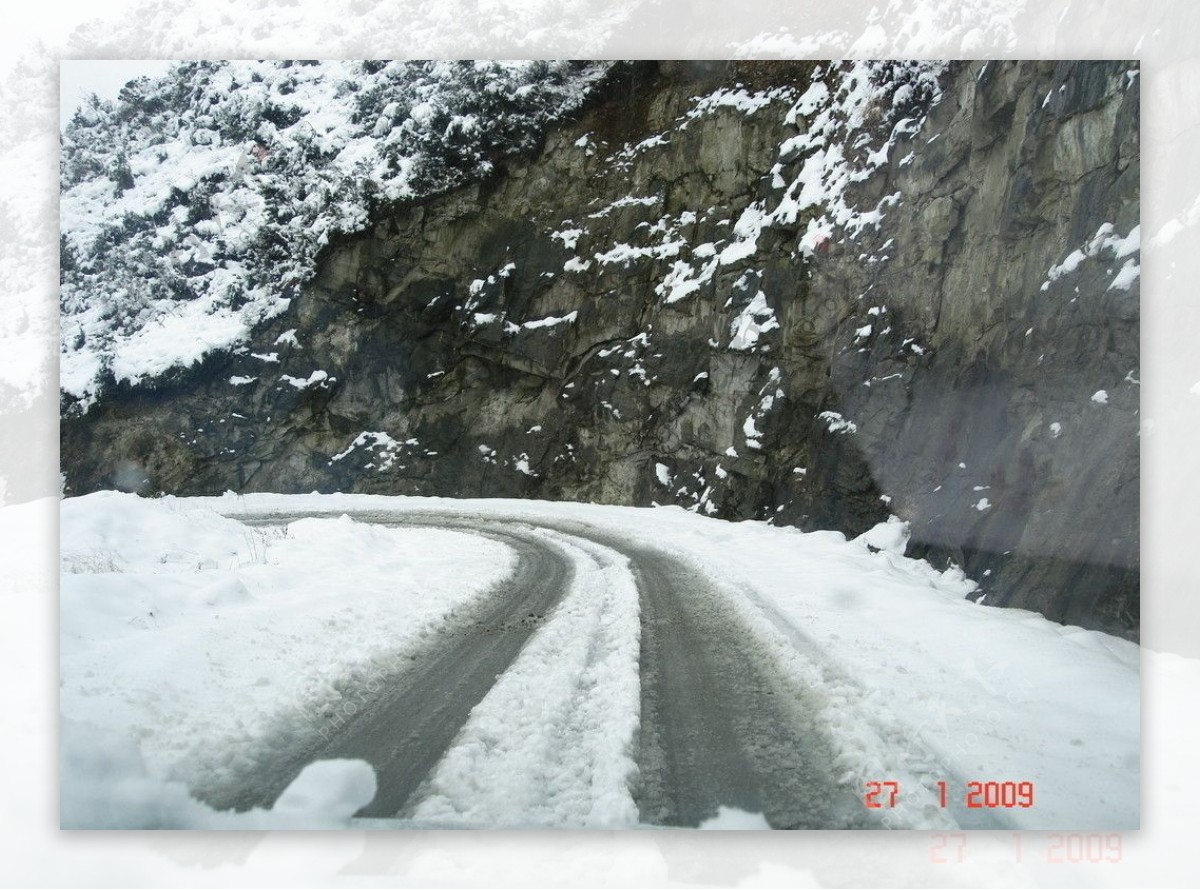 被大雪覆盖的公路图片