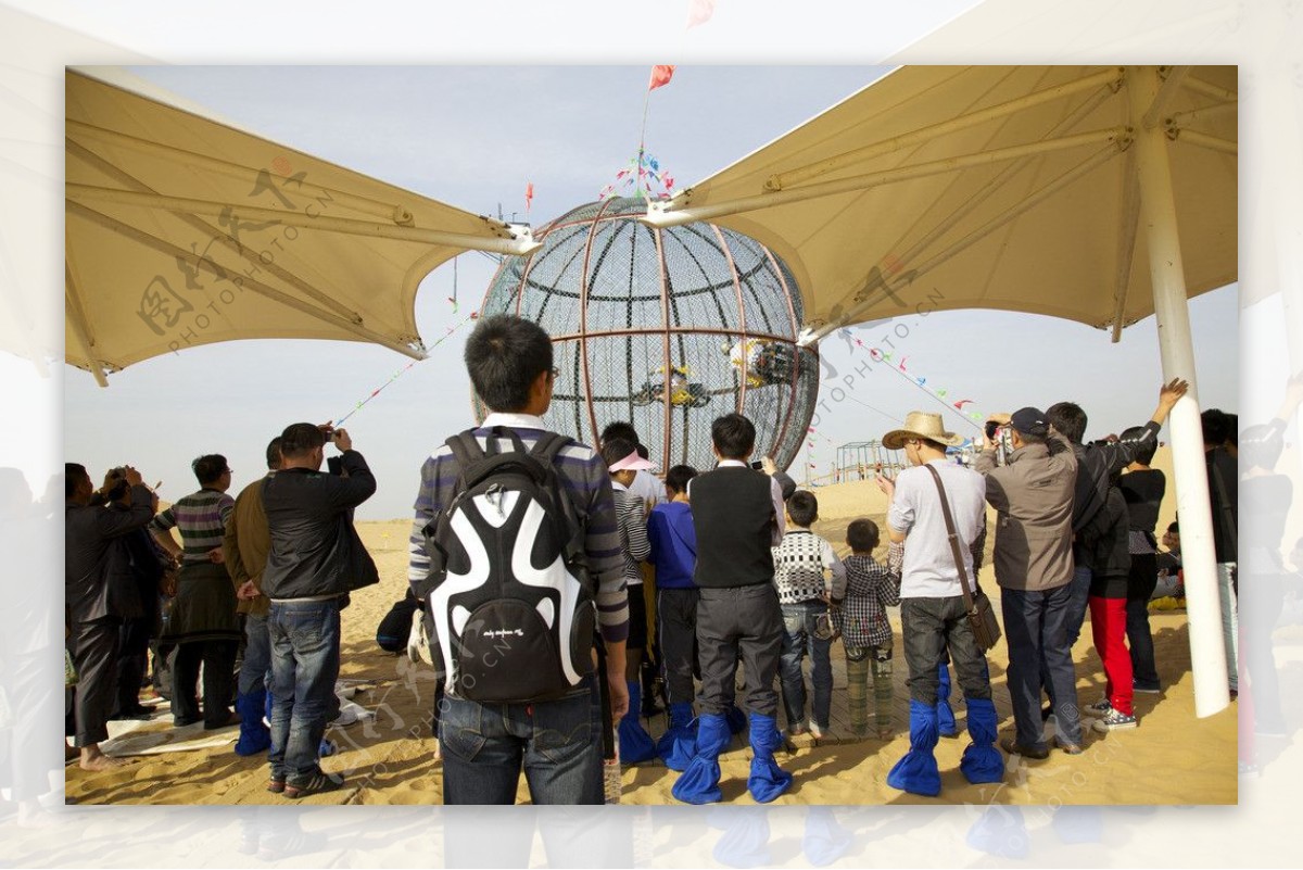 内蒙古响沙湾沙漠旅游景区的游人们图片