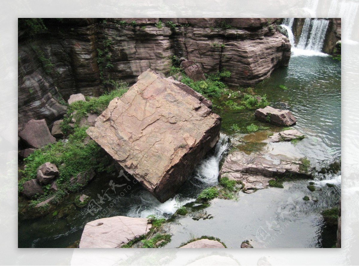 掉落在河流中的方形大石头图片