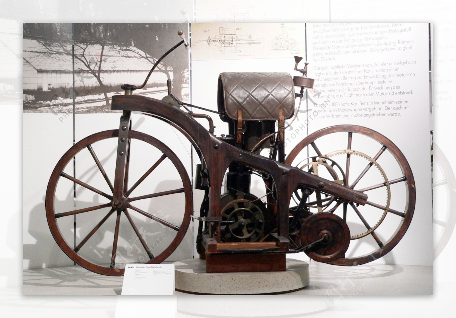 世界上第一辆摩托车图片