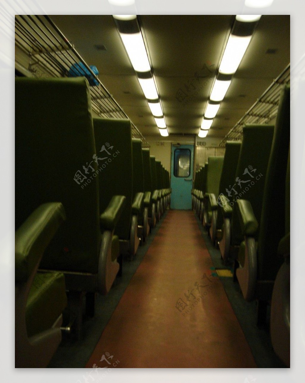 火车车厢里图片