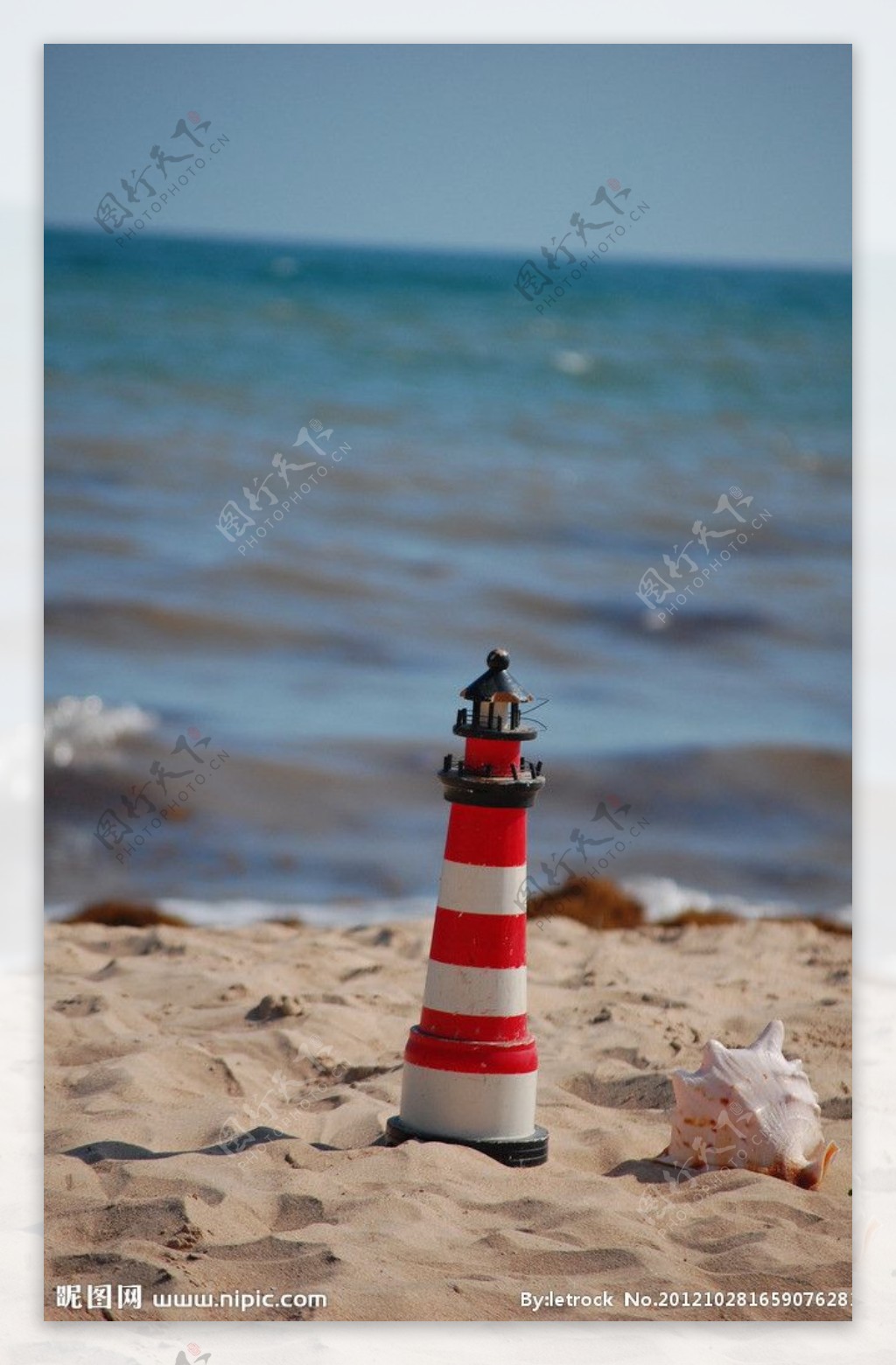 沙滩上的灯塔图片
