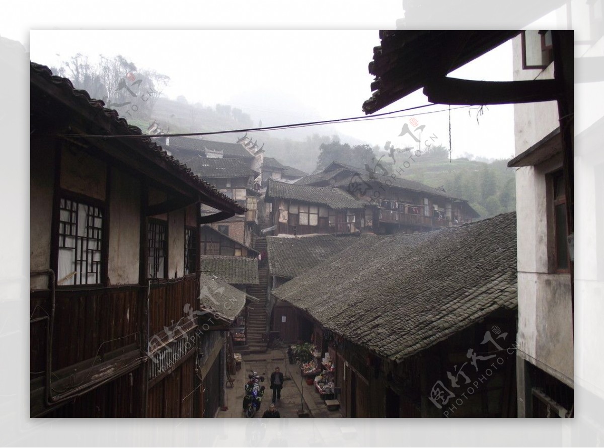 泸州福宝古镇雾中吊脚楼图片