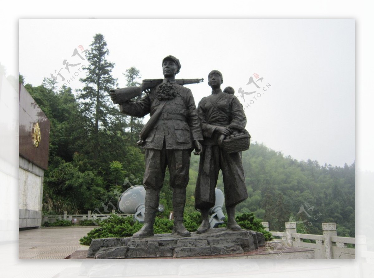 井冈山革命烈士纪念碑旁雕塑图片