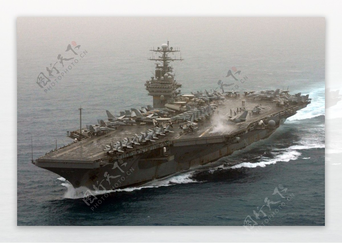 7月3日，美国海军罗纳德.里根号航空母舰穿过圣贝纳迪诺海峡