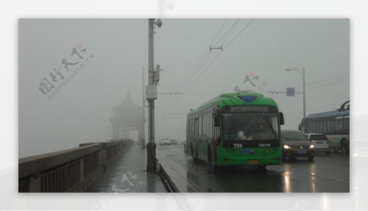 浓雾武汉长江大桥图片