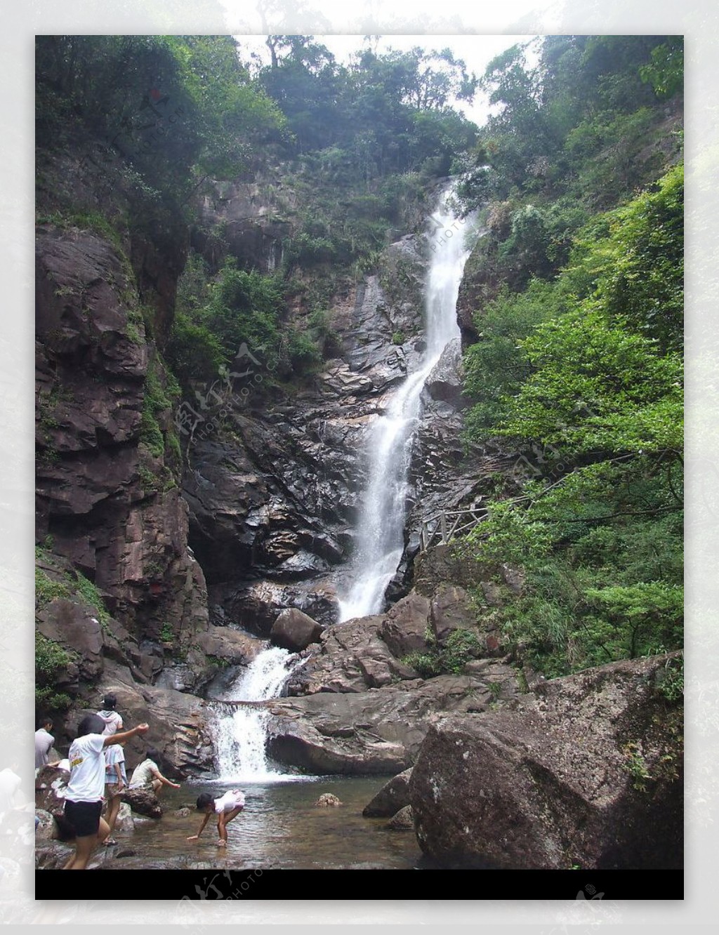 小溪流水图片