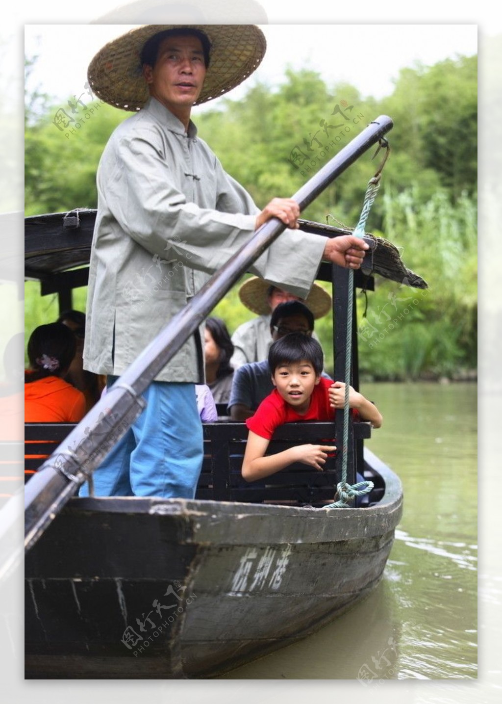 西溪湿地渔夫摇船图片