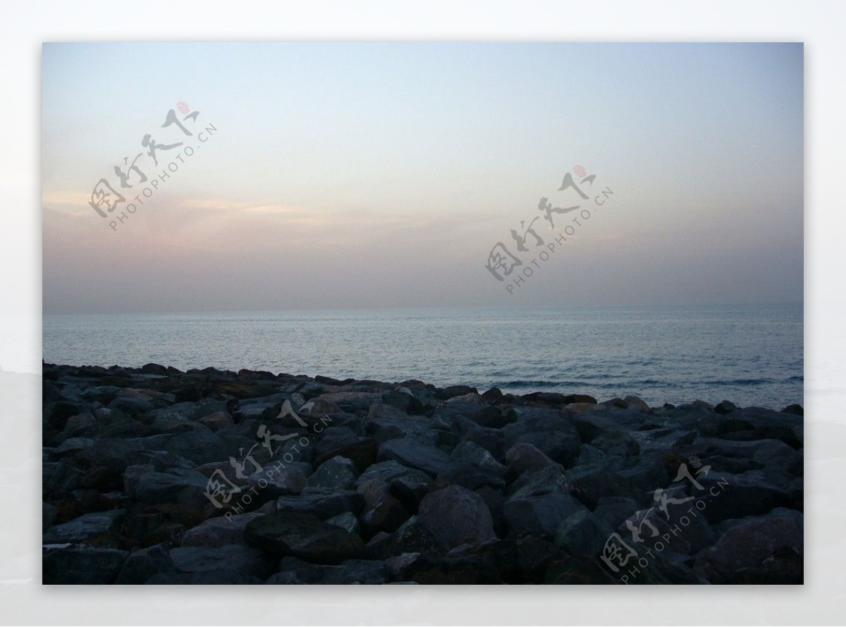 迪拜海边石头仿晚景色图片