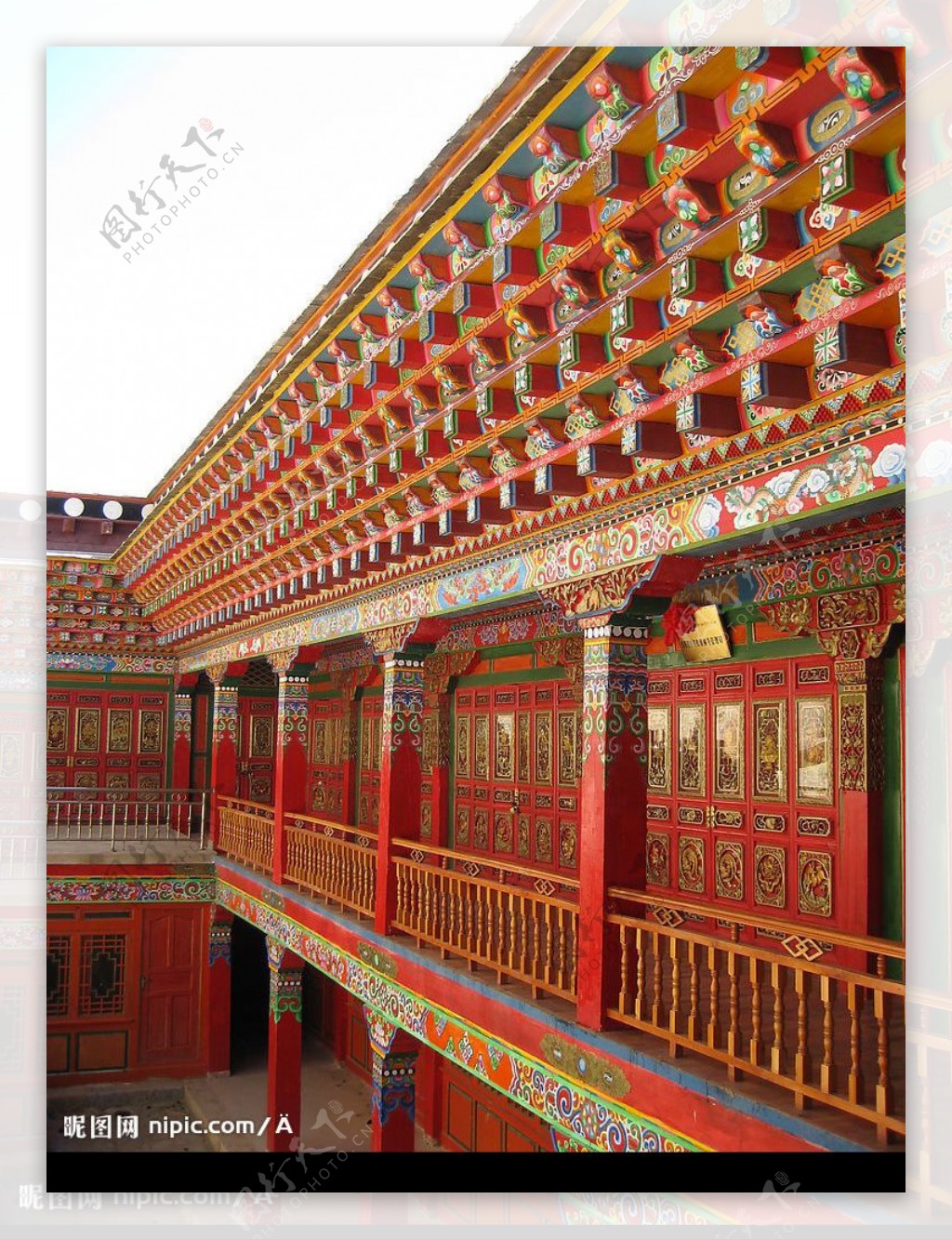 松赞林寺中的连廊之一图片