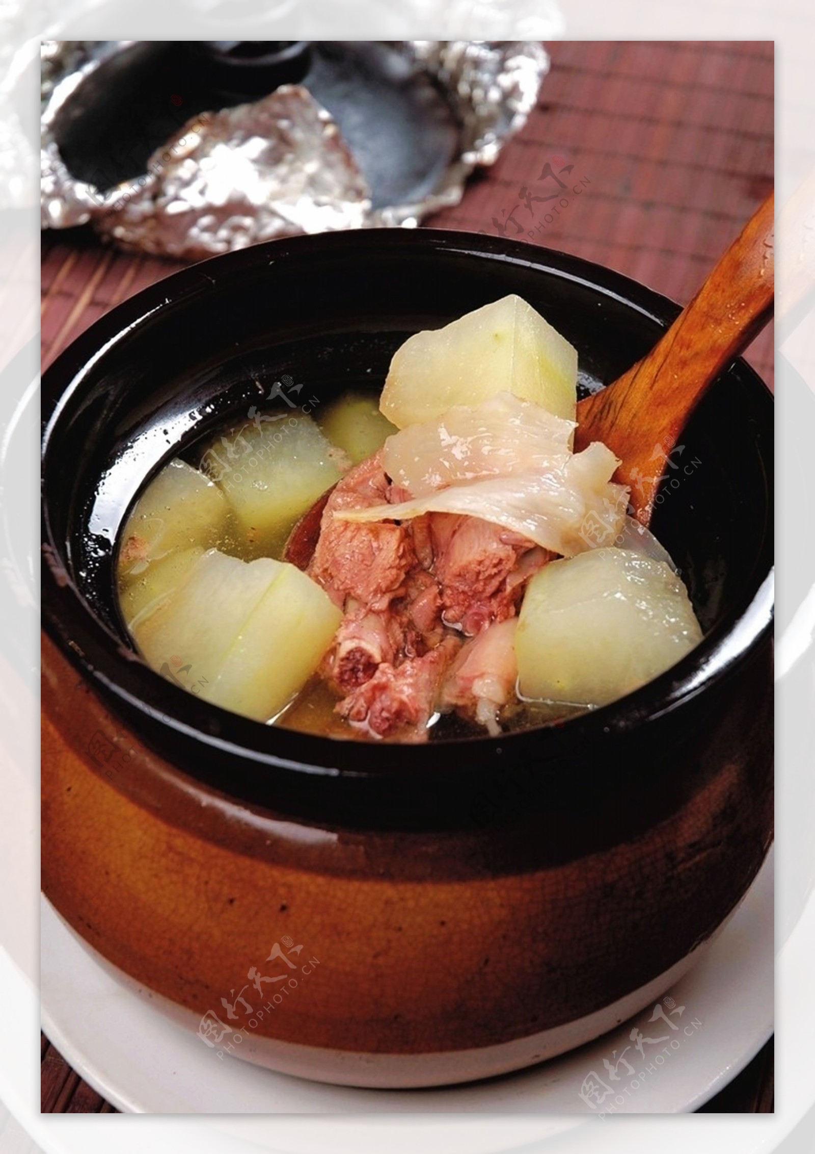 汤鲜味美的冬瓜排骨汤做法简单，再配上红油蘸水，排骨就香辣入味 - 哔哩哔哩