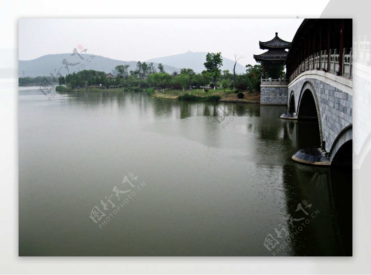 徐州雨中小南湖图片