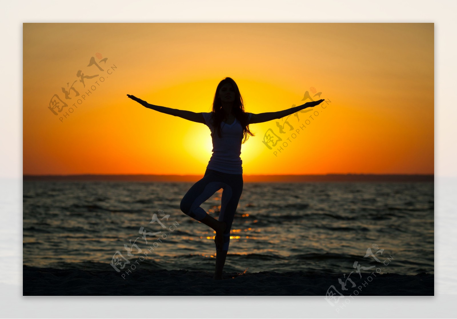 清晨海边瑜伽美女图片