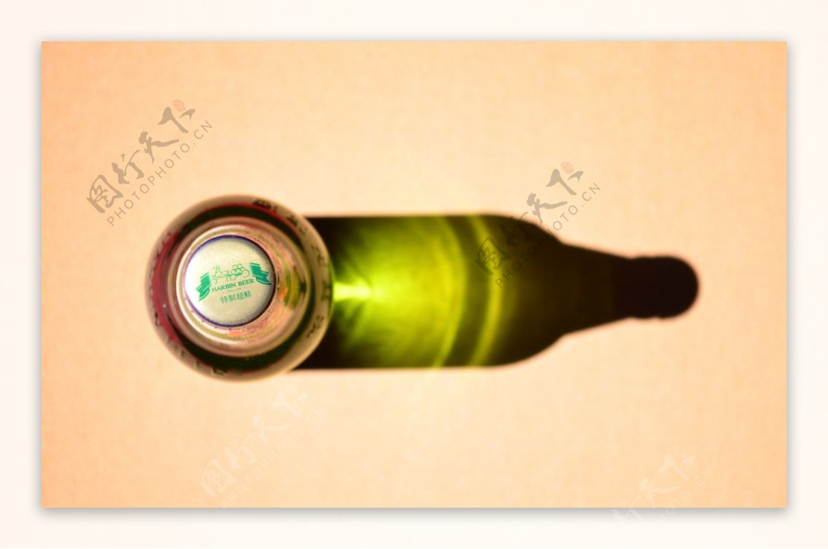 创意摄影啤酒瓶图片