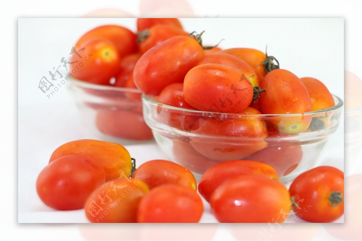 玻璃碗装着的小番茄图片