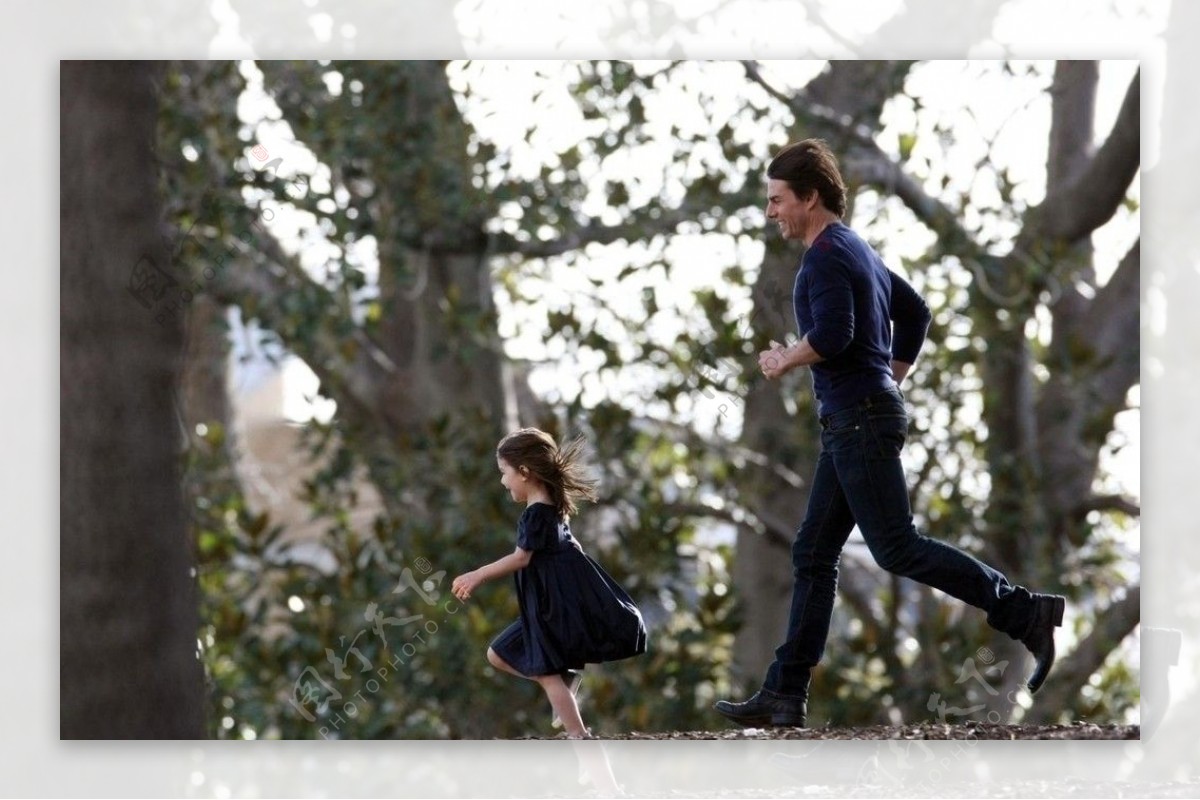 汤姆克鲁斯带着女儿苏瑞在公园玩耍图片