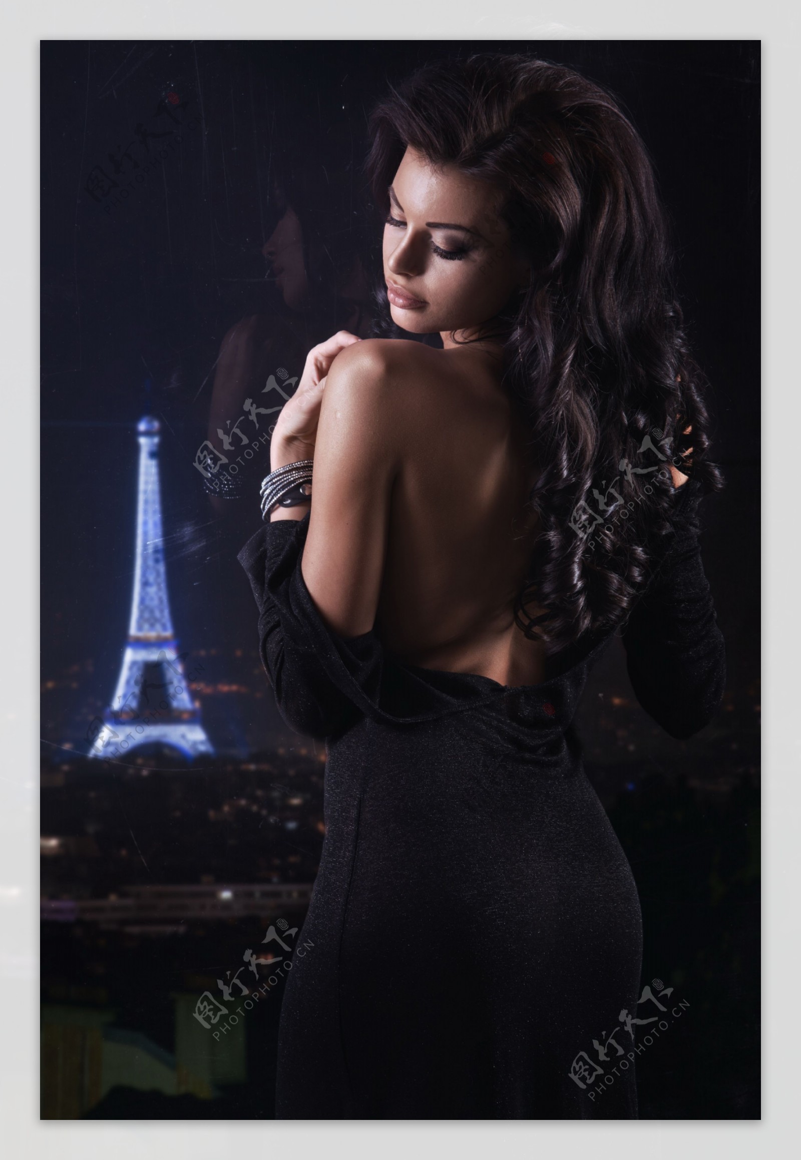 巴黎裸背名媛图片