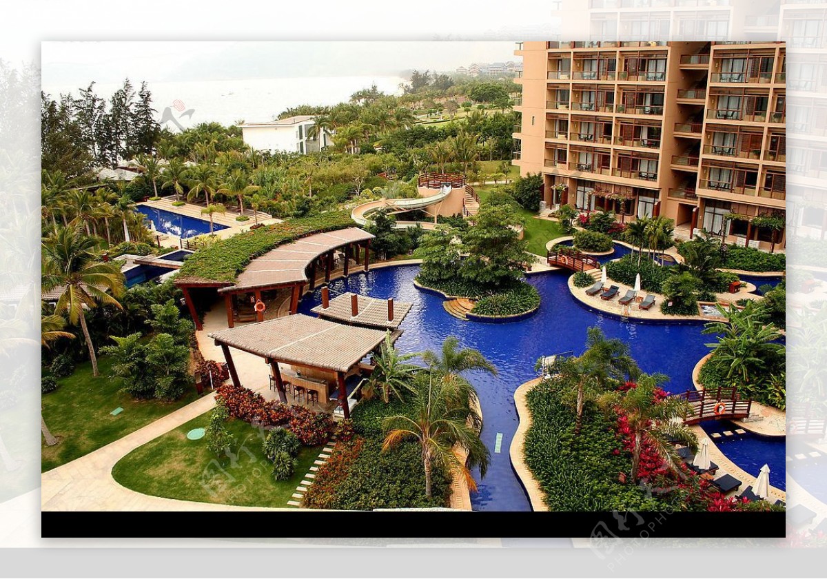 三亚海边酒店游泳池图片