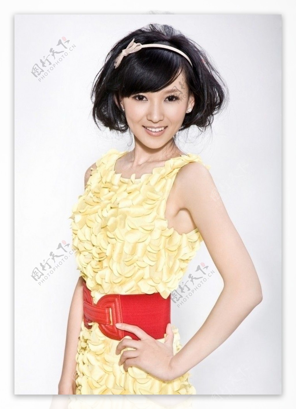 亚丽黄裙红腰带写真图片