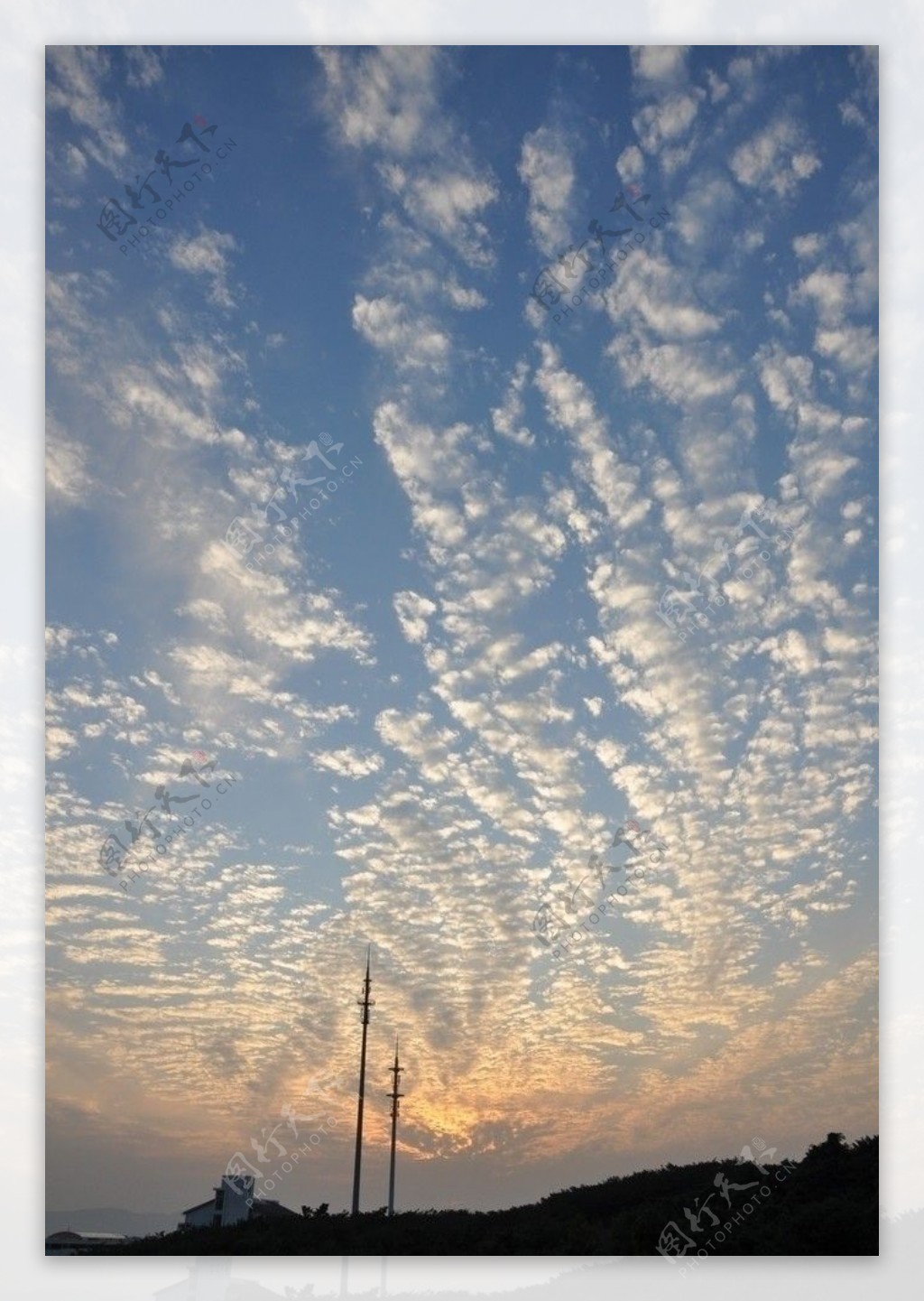 夕阳时分的美丽云朵图片