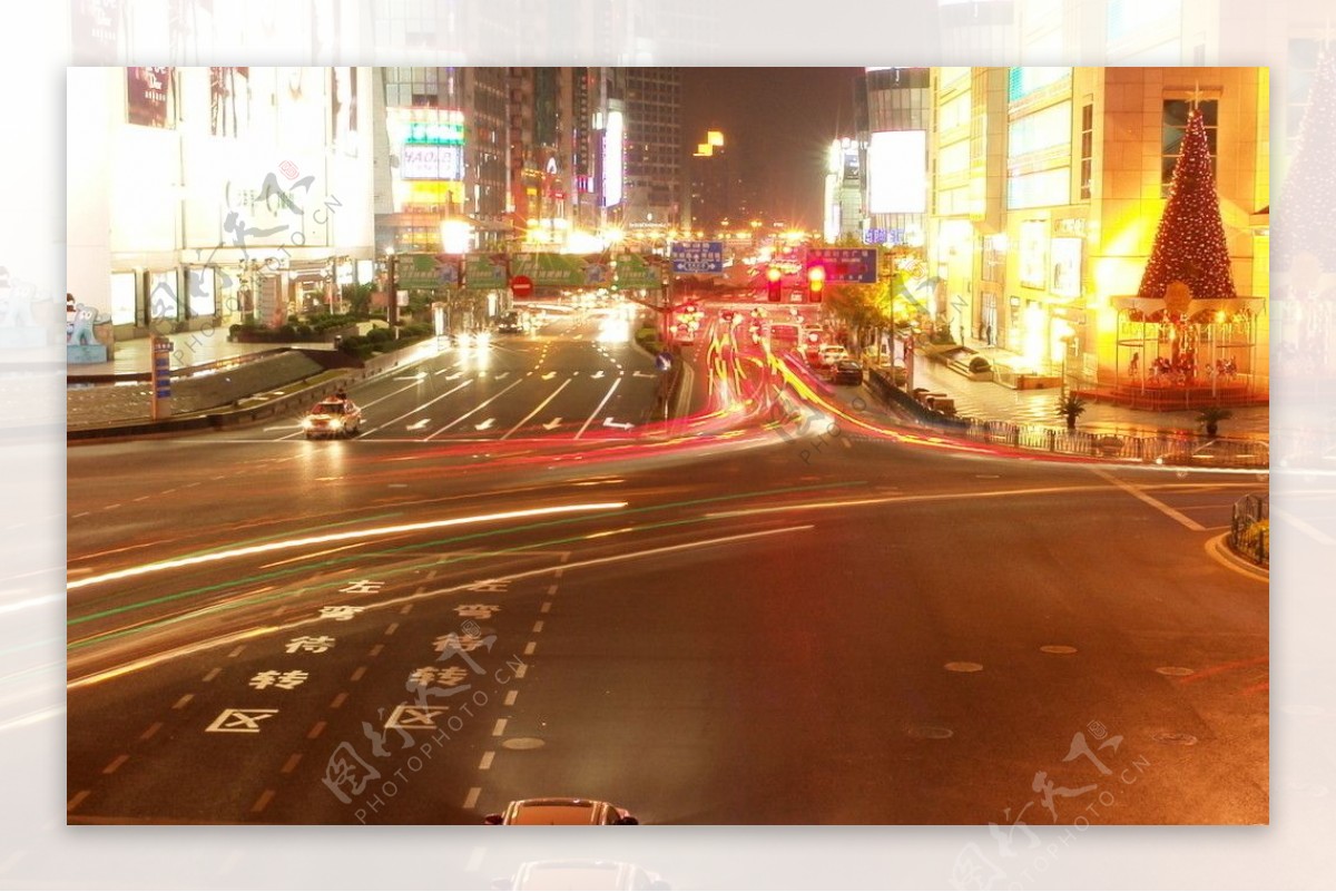 流光溢彩的街道图片