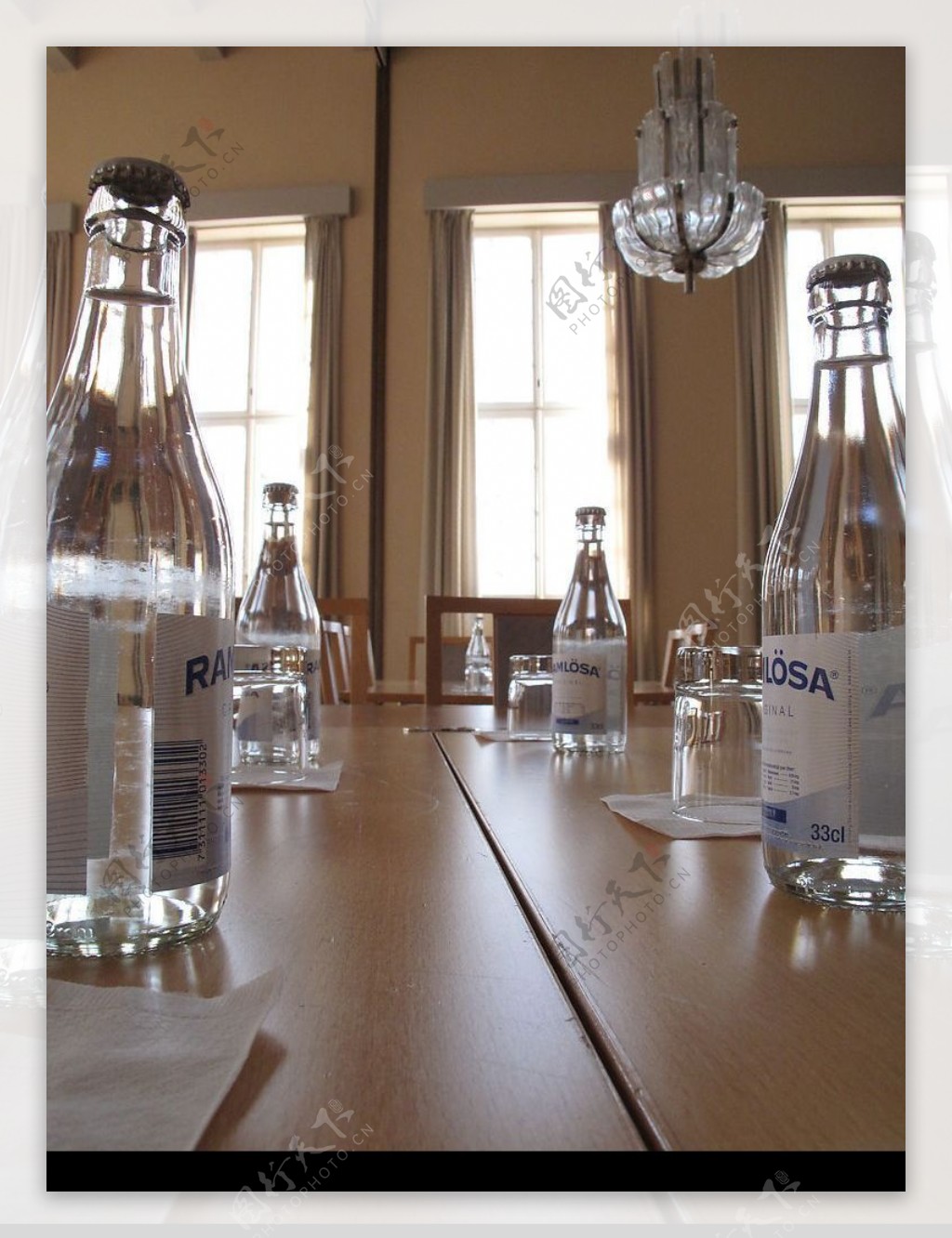 威士忌酒瓶餐桌透明图片