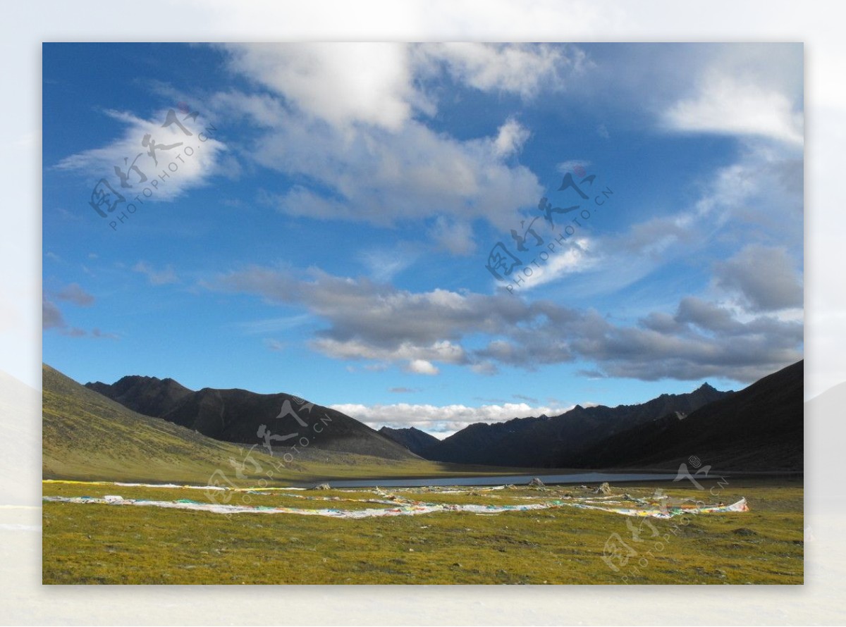 西藏山下的草原图片