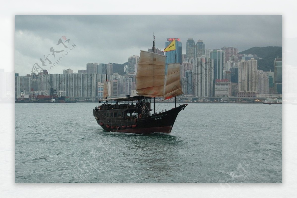 香港风光之维多利亚湾上的帆船图片