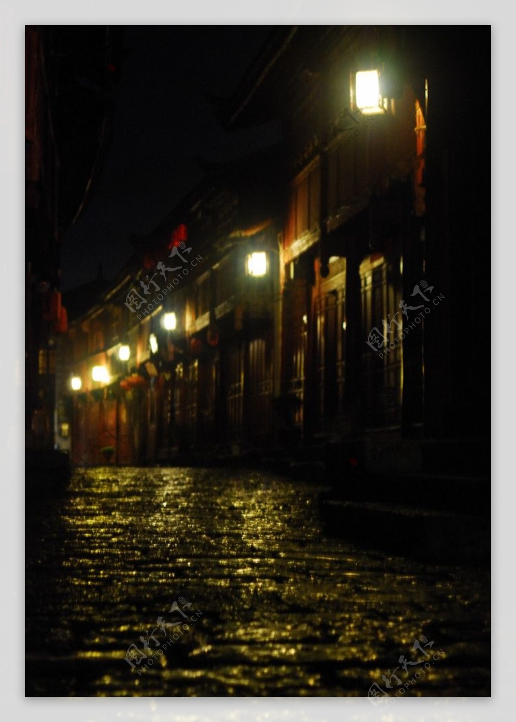 夜晚丽江的青石板路图片