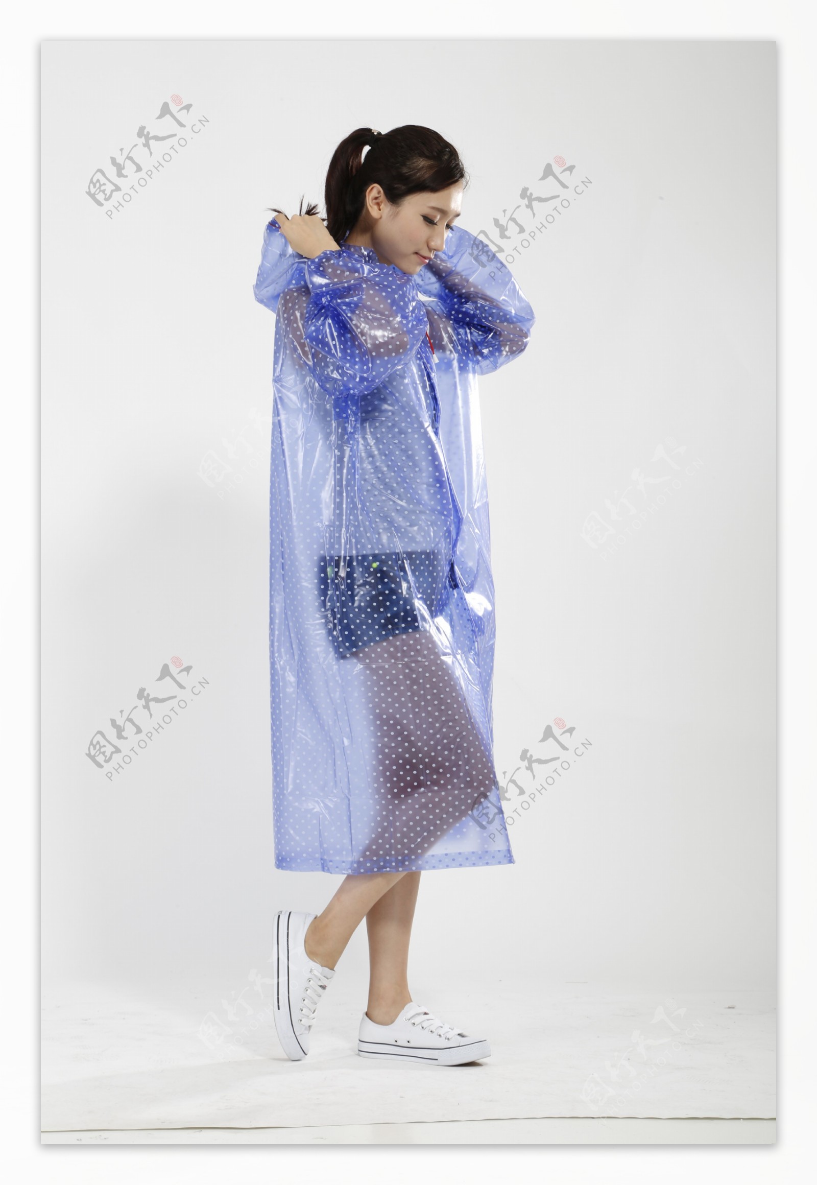 穿雨衣的女孩图片素材-编号14024716-图行天下