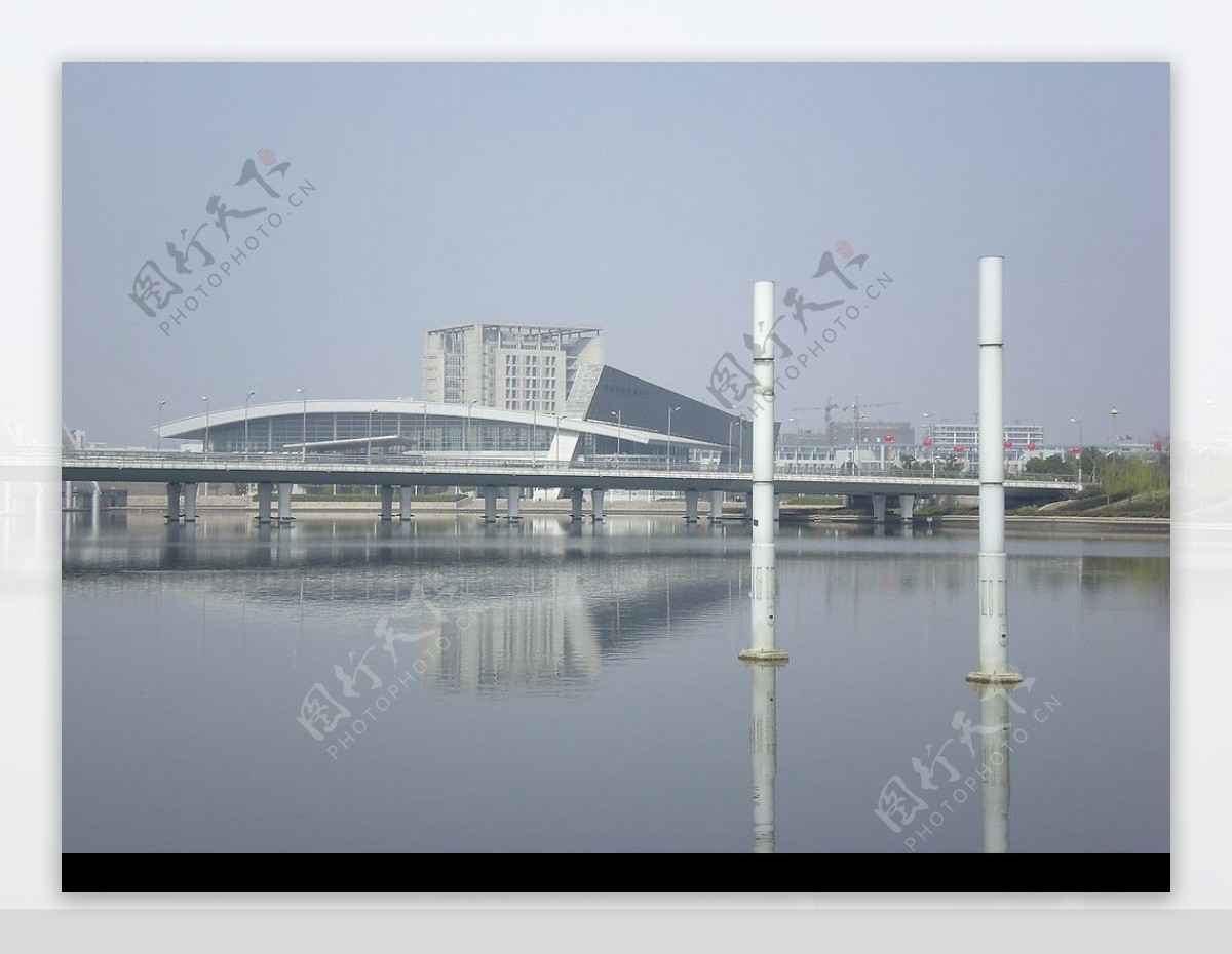 扬州人工湖大桥及扬州国际会展中心图片