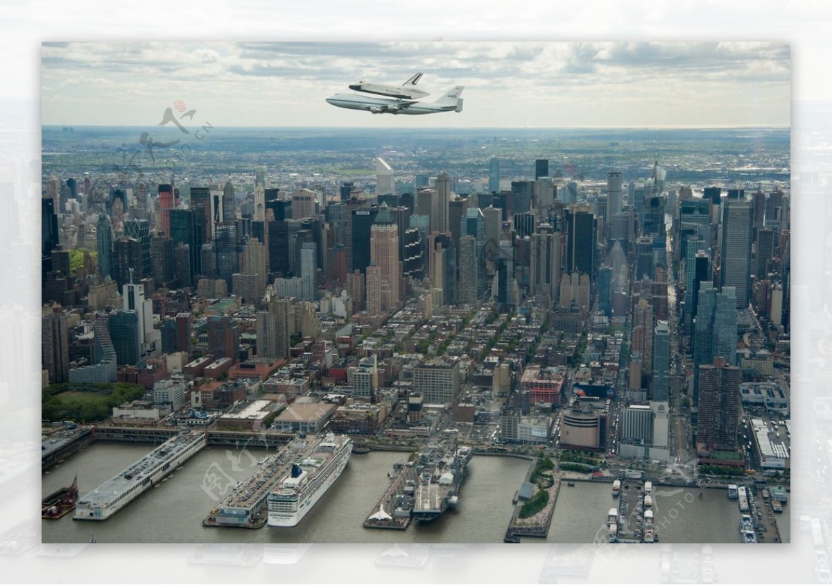 航天飞机飞过城市图片