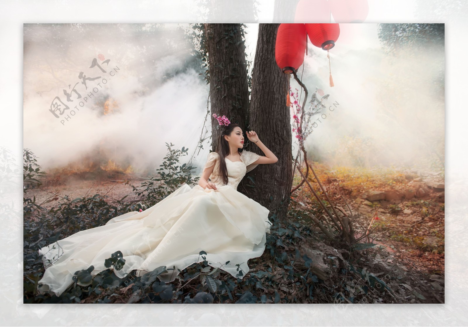 美女白色婚莎写真户外森林清晨图片
