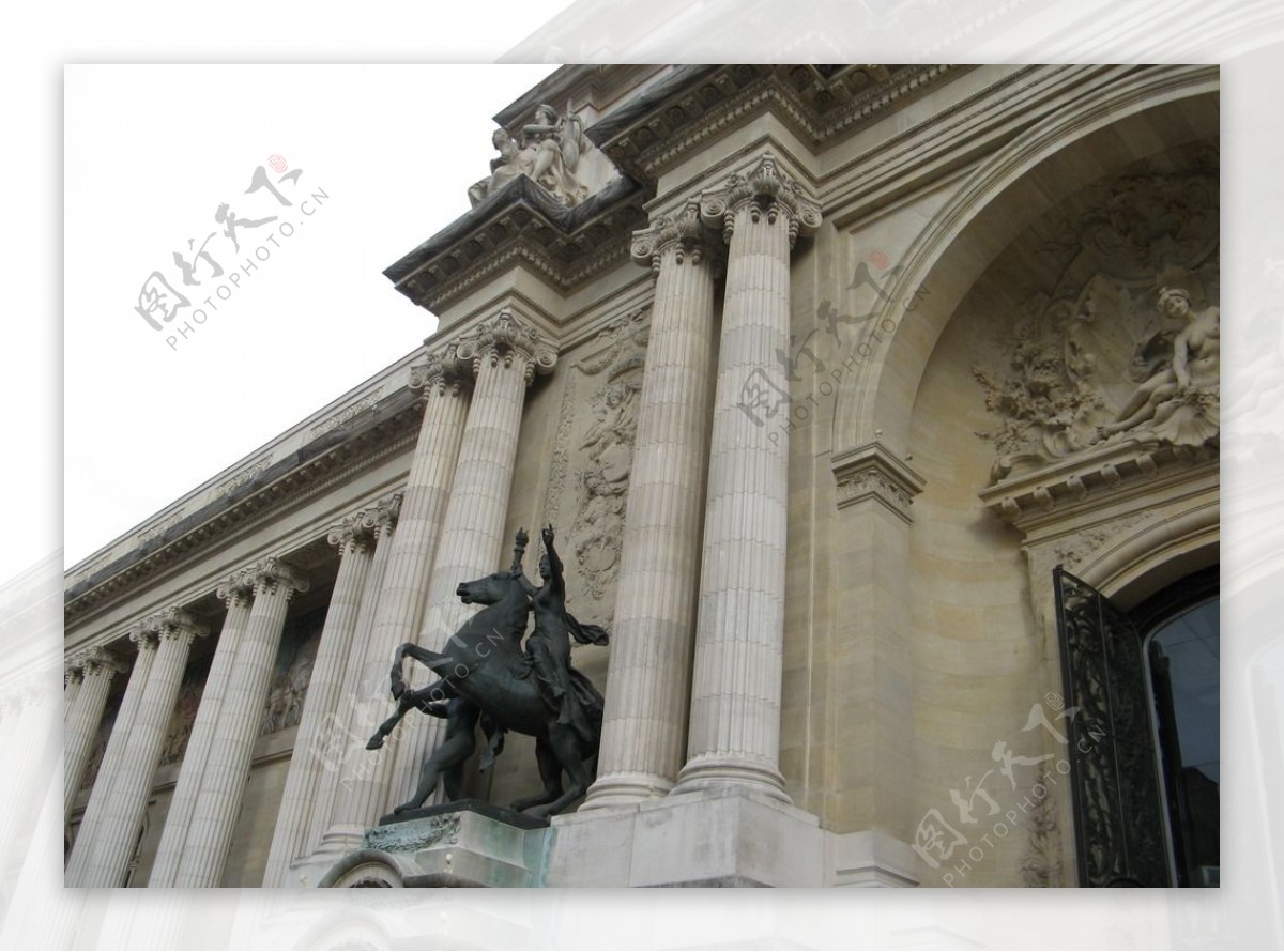巴黎王宫大门右侧雕塑图片