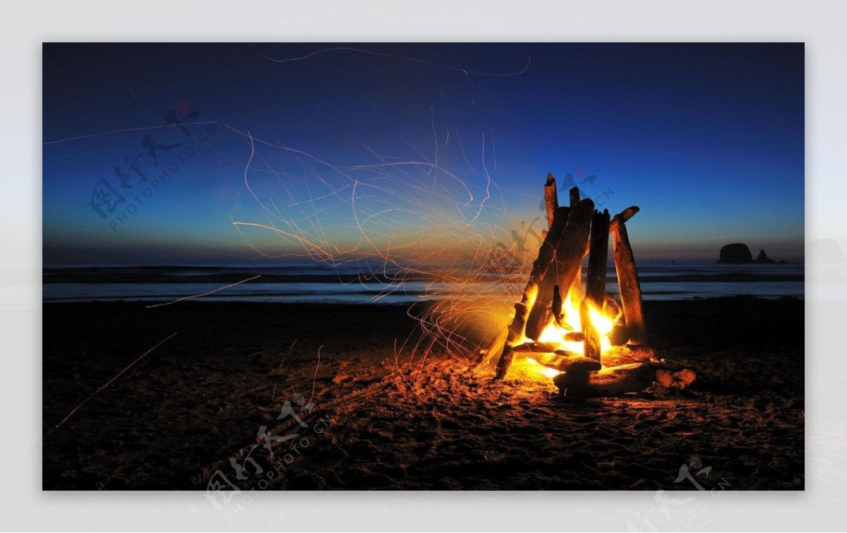高清沙滩上的篝火图片