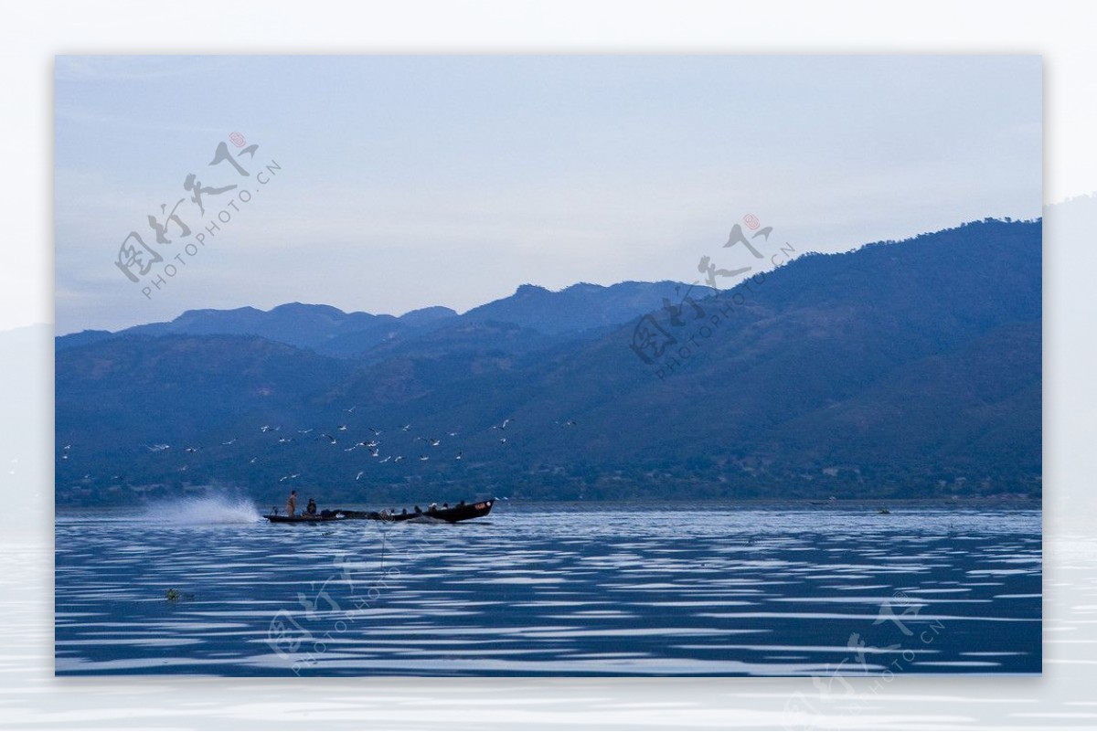 茵莱湖的游船图片