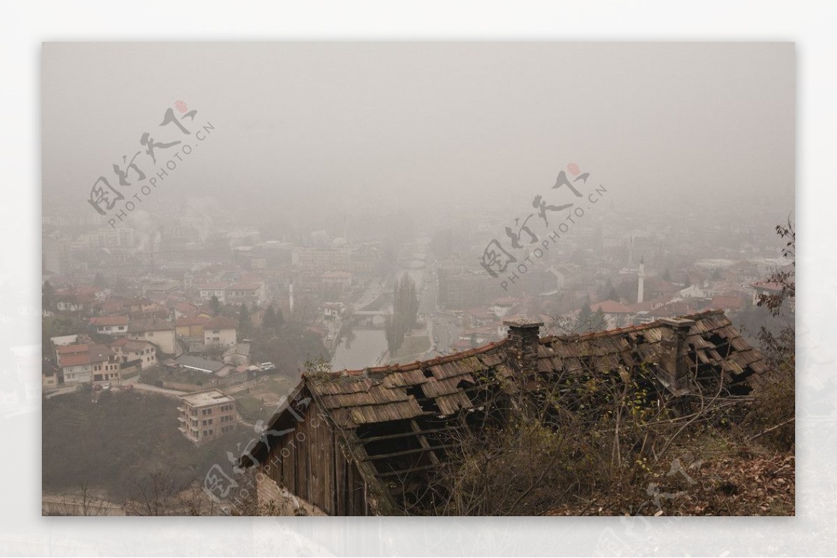 雾霾笼罩的萨拉热窝图片