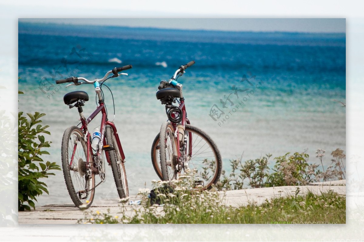 单车和海滩图片