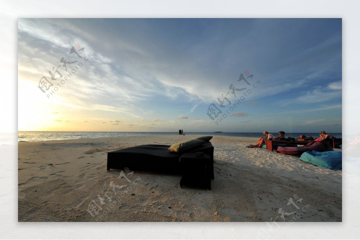 夜幕下马尔代夫的沙滩图片