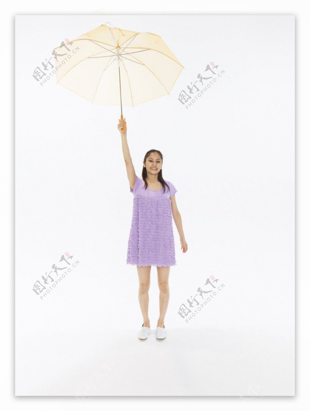 打着雨伞的快乐女大学生图片