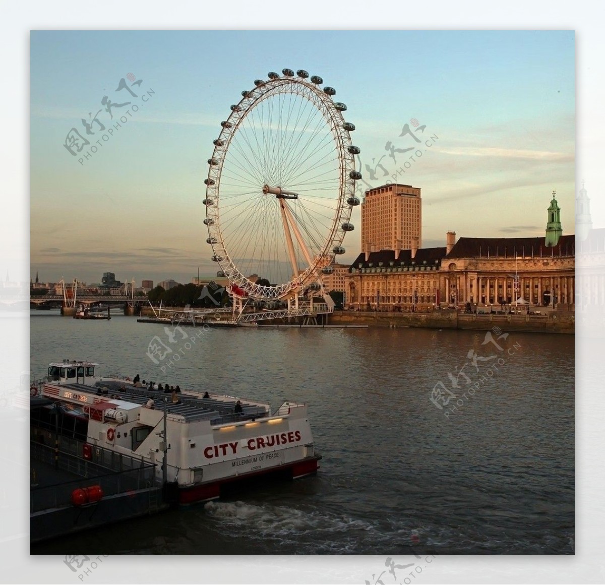 伦敦泰晤士河黄昏两岸风光图片