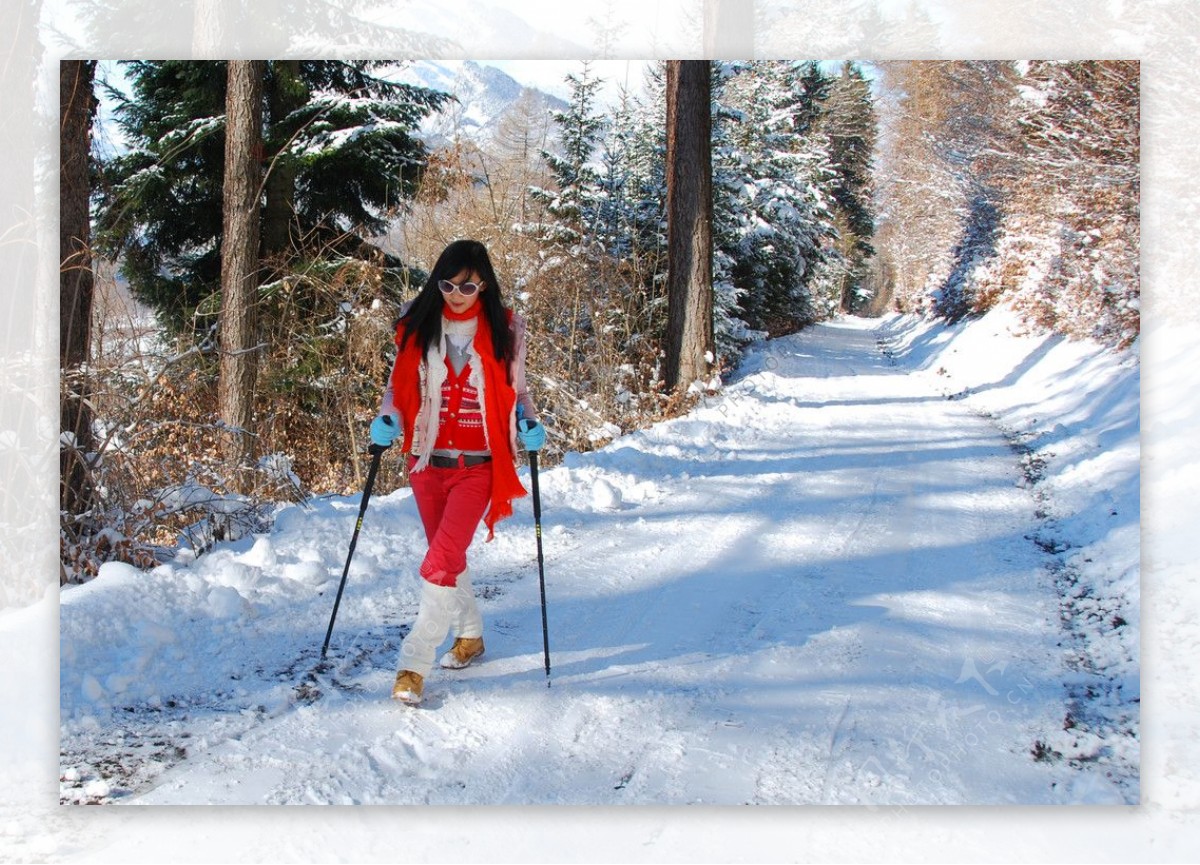 雪中美女图片