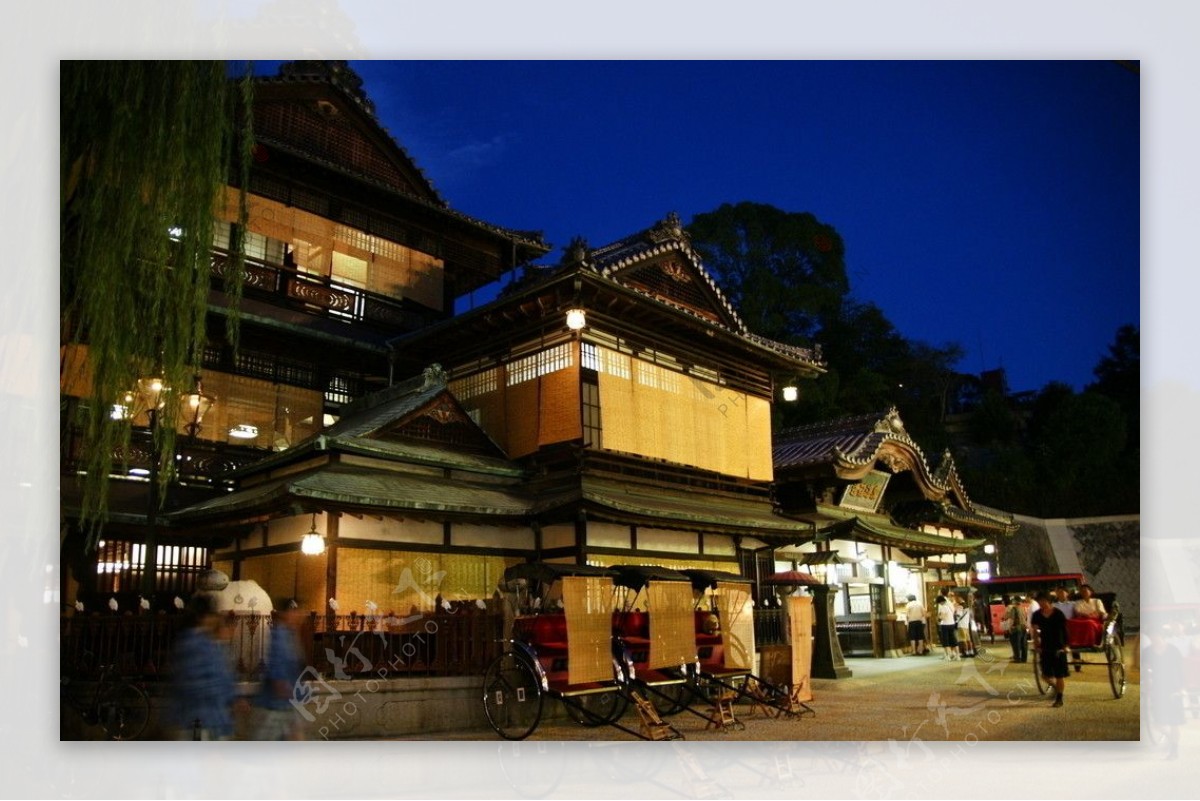 日本四国夜色下的温泉屋图片
