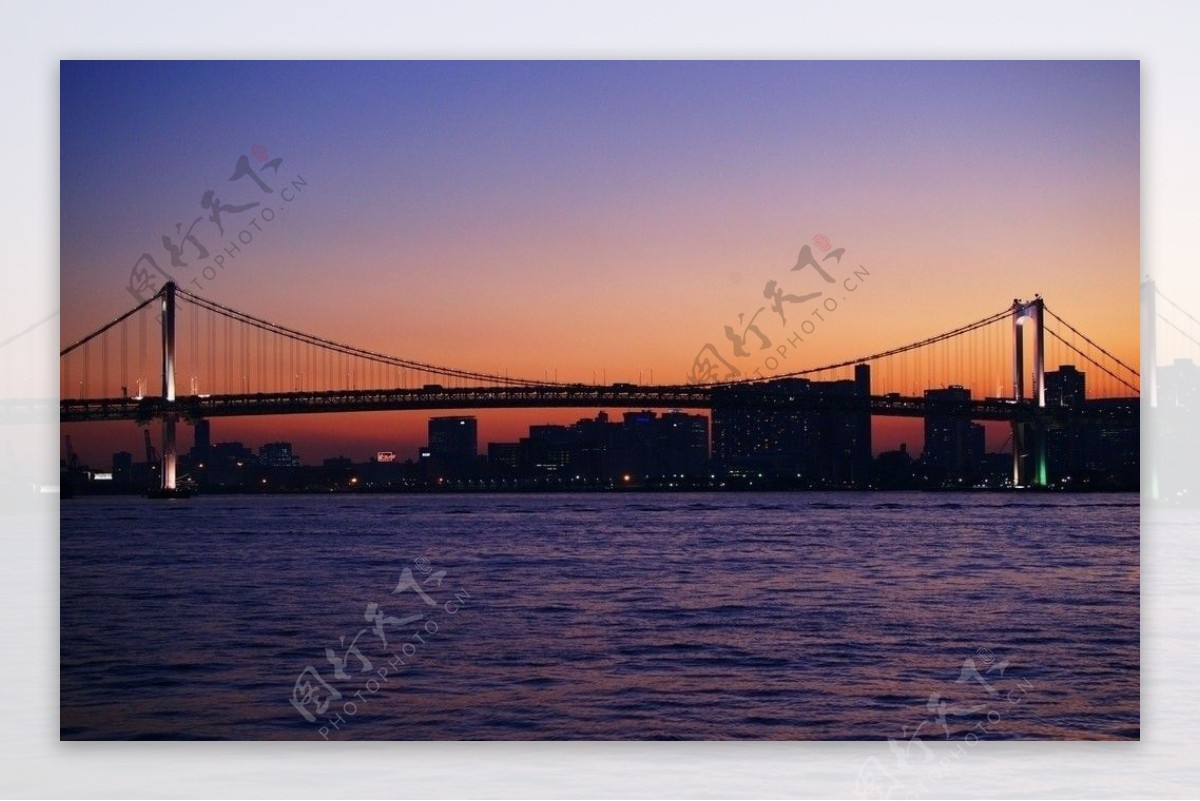 东京夕阳下的彩虹桥图片