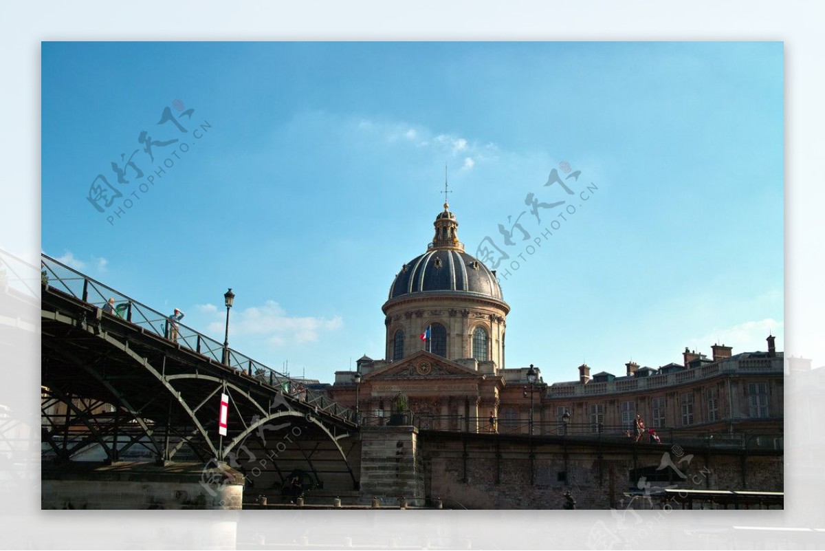 巴黎塞納河上的橋和建築图片