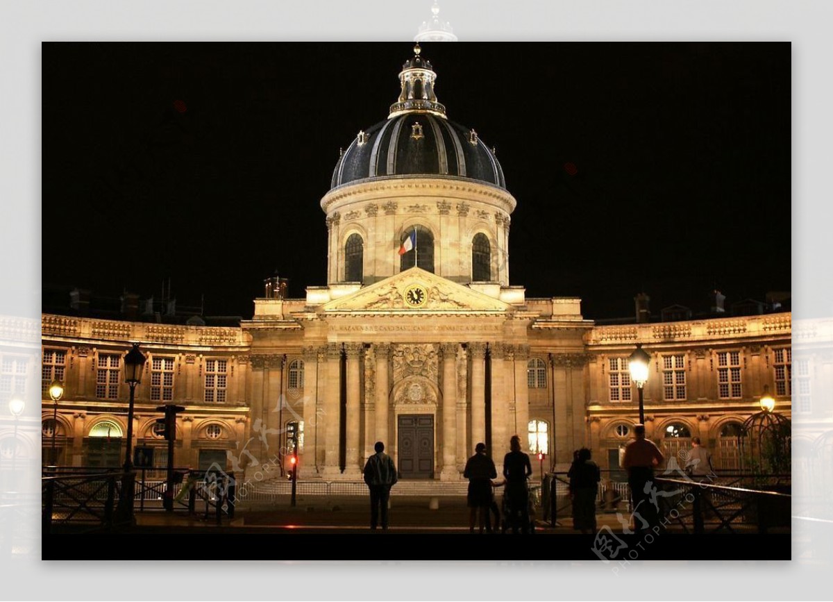 夜幕中的巴黎法兰西学院图片