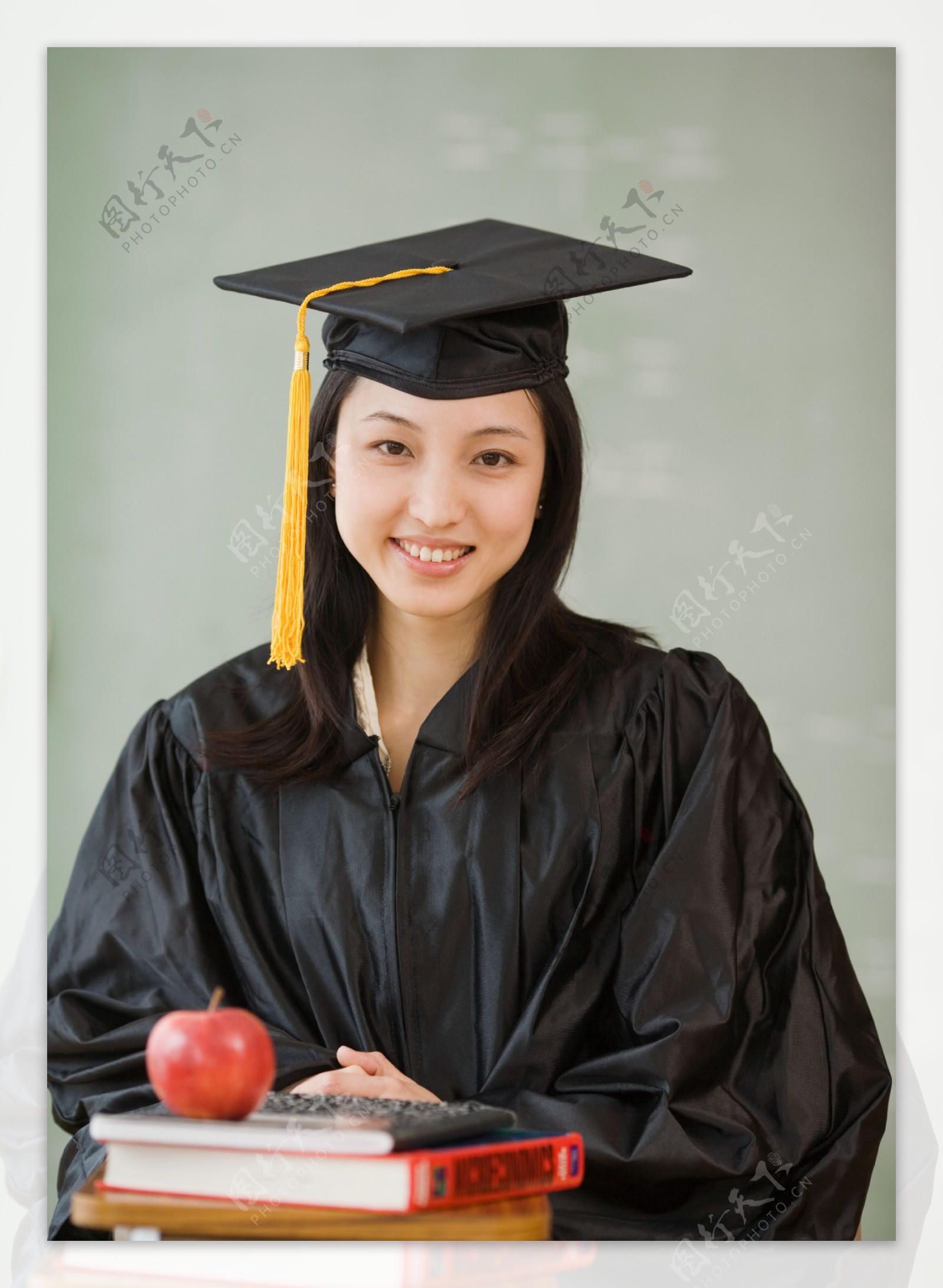 穿学士服的漂亮女大学生图片