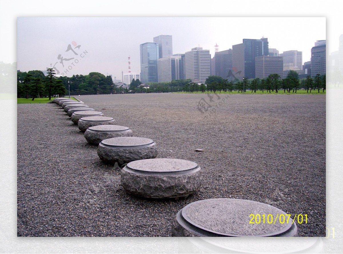 日本东京皇宫外广场分隔墩图片
