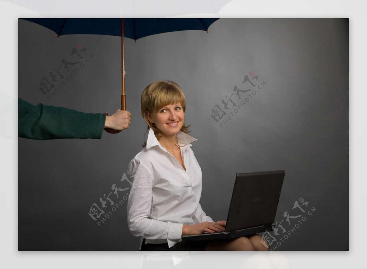 雨伞下工作的商务美女商务特写图片